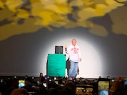 ファンに喜びを報告する笑福亭鶴瓶。