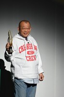 ファンに喜びを報告する笑福亭鶴瓶。