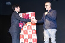 ハビエル・フェセル（右）と握手をする小塚崇彦（左）。