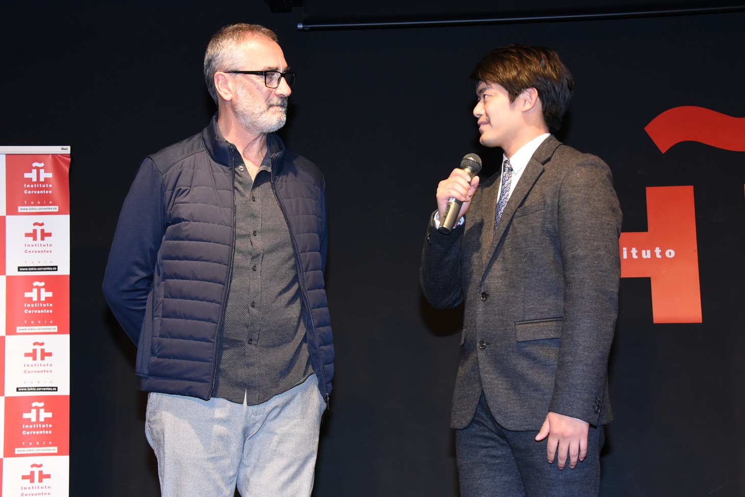 左からハビエル・フェセル、小塚崇彦。