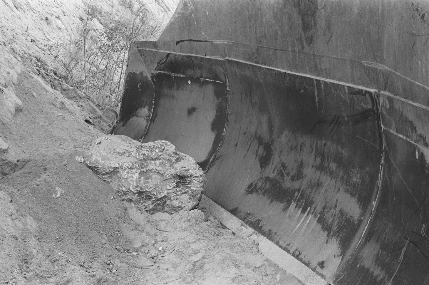 「殺人ブルドーザー」より、ブルドーザーと接触する隕石。