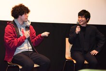 イベント中、会場に入り込んできたハエを思わずつかんでしまい驚くヤング ポール（左）と、笑う小出祐介（右）。