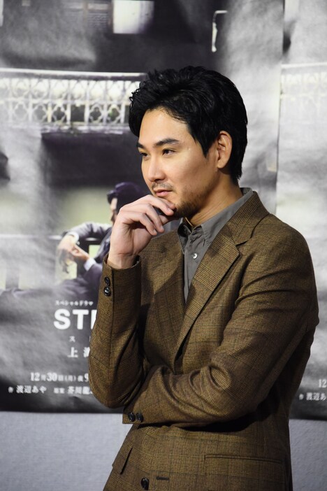 カメラマンからポーズを求められ、芥川龍之介を意識する松田龍平。