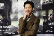 「ストレンジャー～上海の芥川龍之介～」試写会にて、芥川龍之介風ポーズを取る松田龍平。