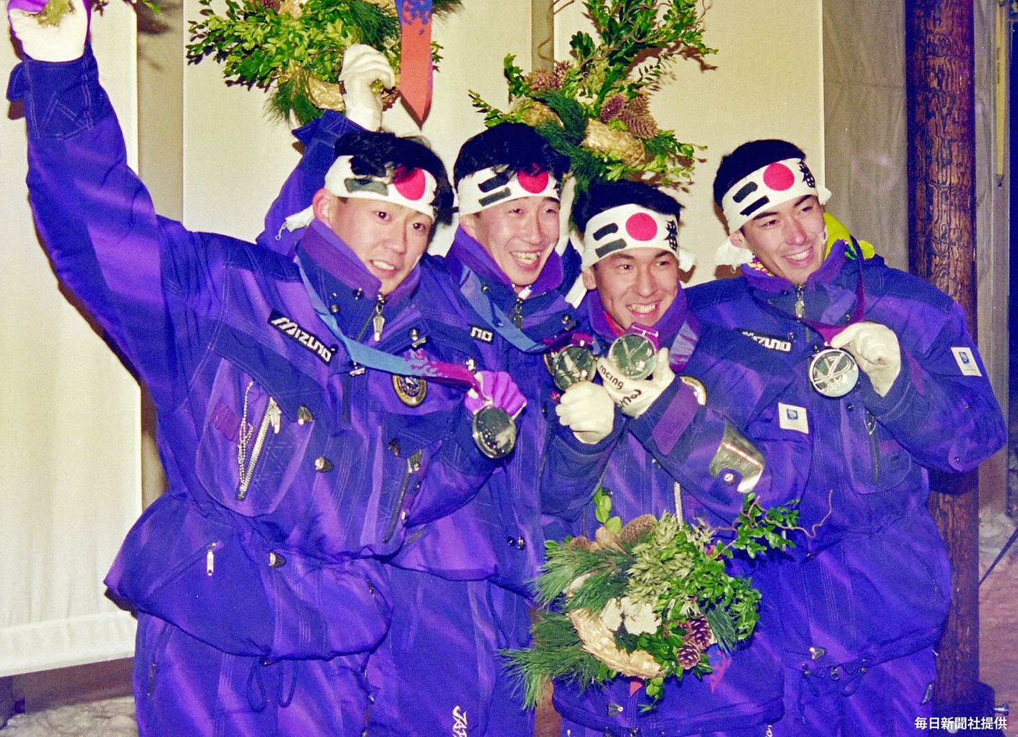 1994年リレハンメル五輪スキージャンプ団体戦で銀メダルを獲得した際の様子。（提供：毎日新聞社）