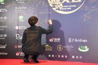 サインをする志尊淳。