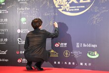 サインをする志尊淳。