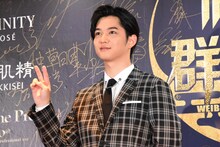 カメラに向けて振っていた手をそっとピースサインに変えた千葉雄大。