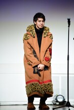 眞栄田郷敦の彼女になりきって腰をかがめる片寄涼太。