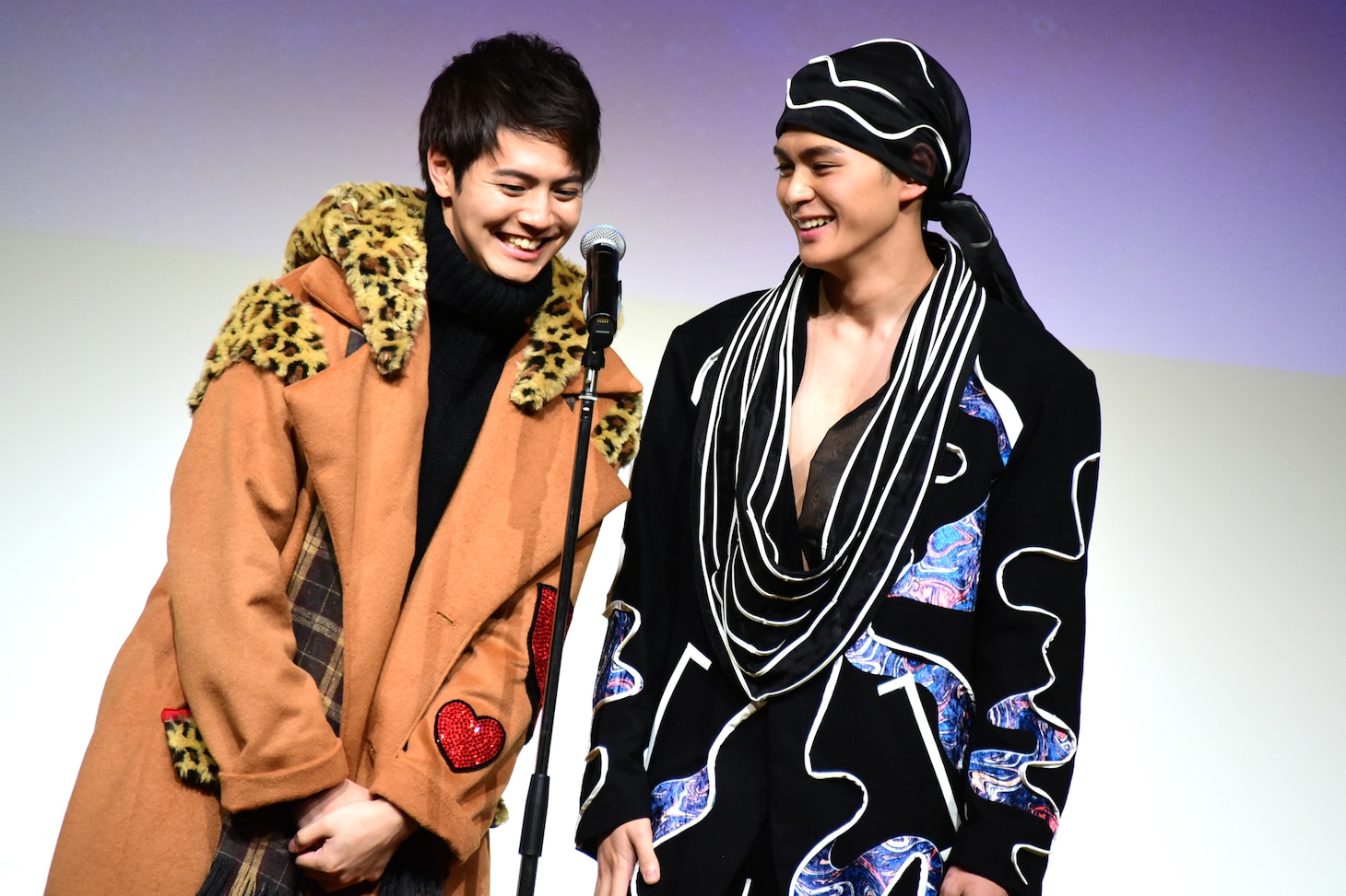 “スーパースターとの理想のシチュエーション”を実演する眞栄田郷敦（右）と、彼女役の片寄涼太（左）。