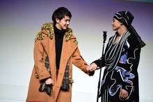 “スーパースターとの理想のシチュエーション”を実演する眞栄田郷敦（右）と、彼女役の片寄涼太（左）。