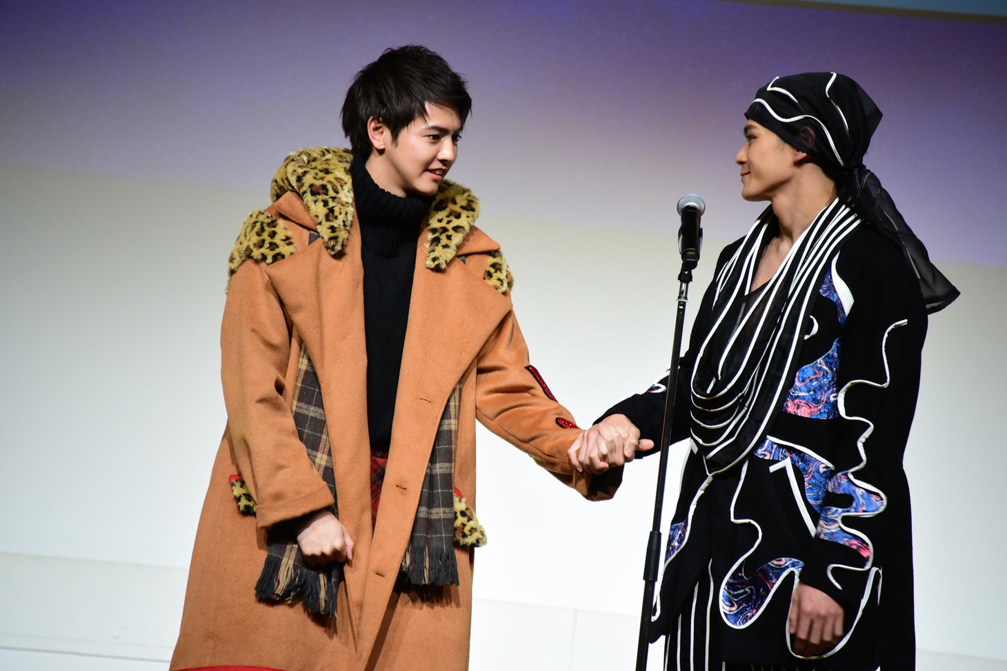 “スーパースターとの理想のシチュエーション”を実演する眞栄田郷敦（右）と、彼女役の片寄涼太（左）。