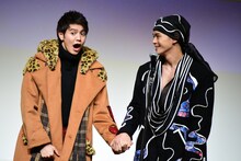 手をつなぐ片寄涼太と眞栄田郷敦。