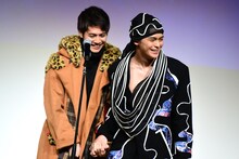 手をつなぎ照れ笑いする片寄涼太と眞栄田郷敦。