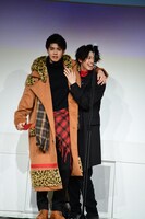 左から片寄涼太、鈴木勝大。