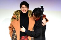 左から片寄涼太、鈴木勝大。