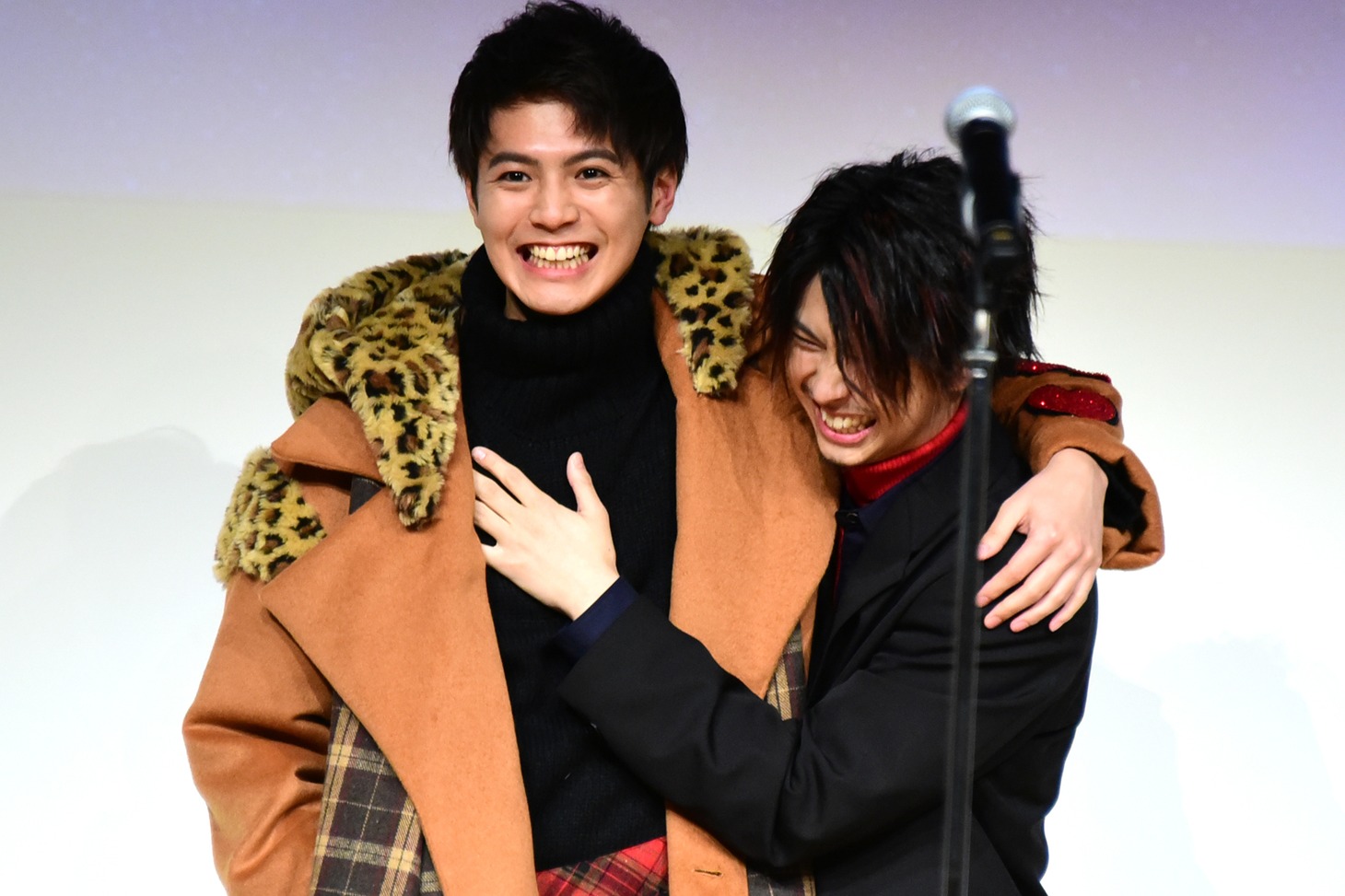 鈴木勝大（右）にボディラインを確認される片寄涼太（左）。