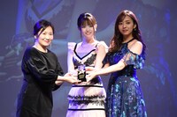 松村沙友理（中央）と新内眞衣（右）。