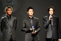 左からラウール、岩本照、目黒蓮。