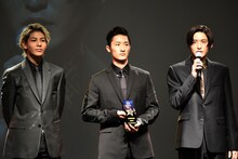 左からSnow Manのラウール、岩本照、目黒蓮。