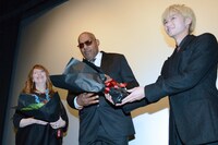 左からゲイラン・ロス、ケン・フォリー、磯村勇斗。