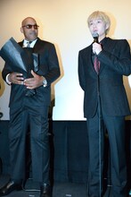 左からケン・フォリー、磯村勇斗。