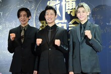 左からSnow Manの目黒蓮、岩本照、ラウール。