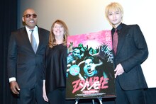 左からケン・フォリー、ゲイラン・ロス、磯村勇斗。