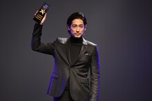 トロフィーを掲げるディーン・フジオカ。