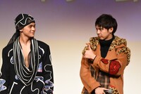 眞栄田郷敦のセクシーな胸元を目視しサインを送る片寄涼太。