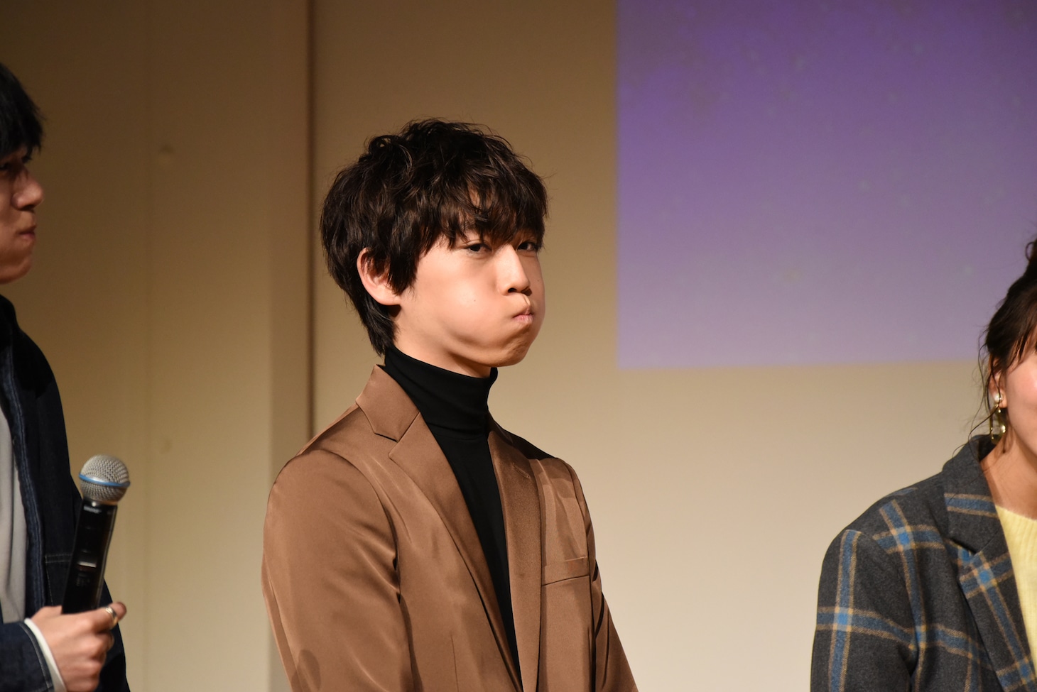 鈴木勝大の彼女役を選抜するにあたり、演技に必要な“ふくれっ面”でアピールする野田理人。