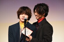 左から宇佐卓真、鈴木勝大。