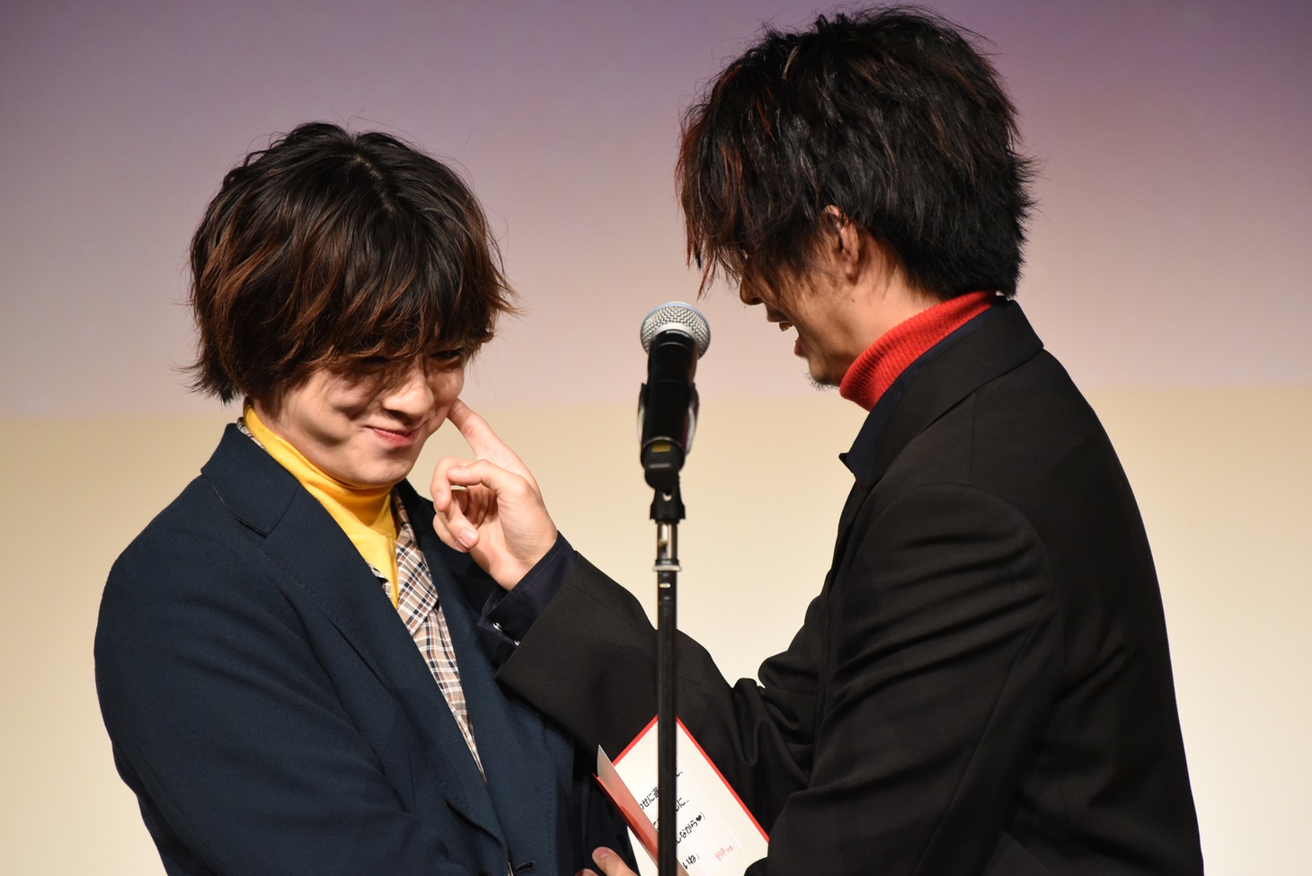 “スーパースターとの理想のシチュエーション”を実演する鈴木勝大（右）と、彼女役の宇佐卓真（左）。