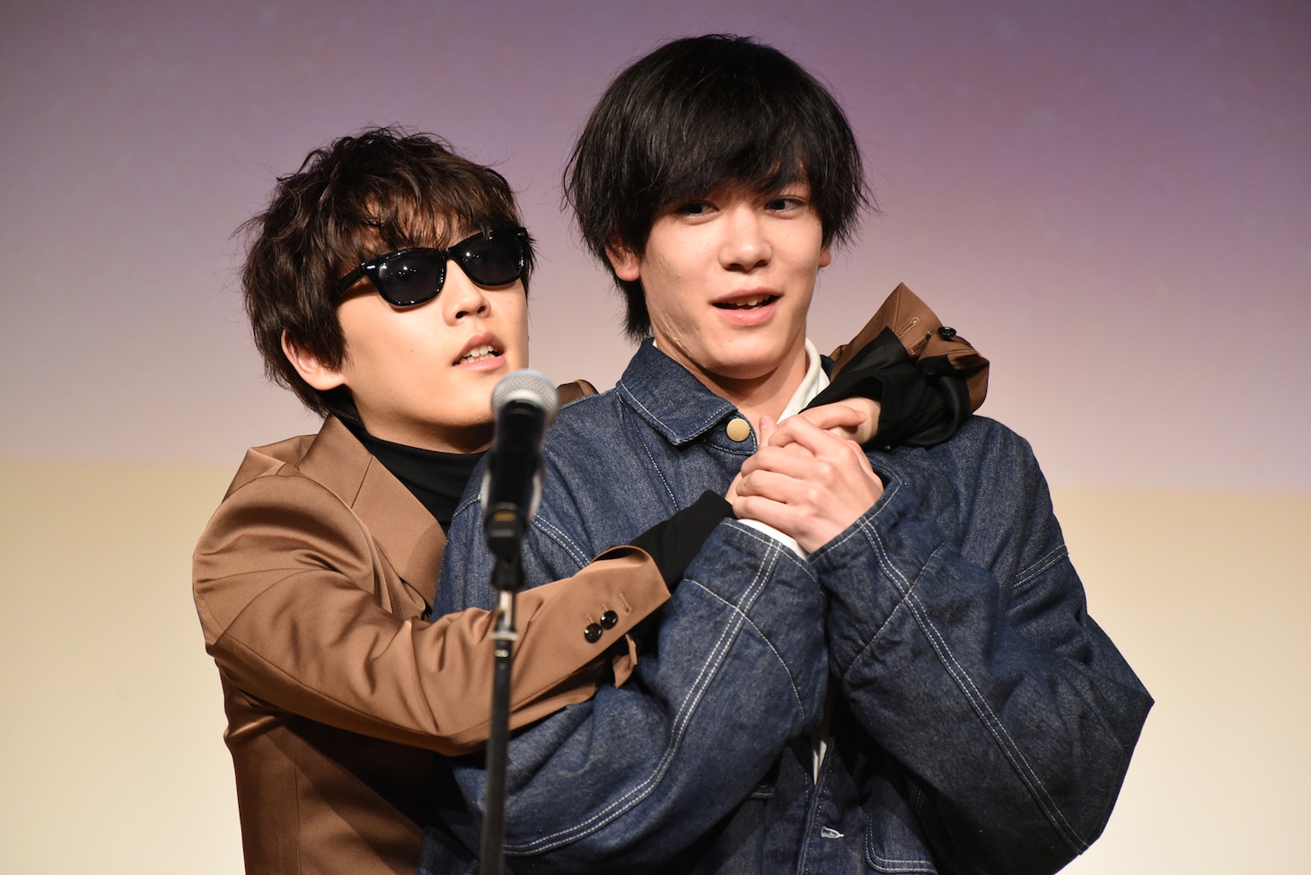 “スーパースターとの理想のシチュエーション”を実演する野田理人（左）と、彼女役の内藤秀一郎（右）。