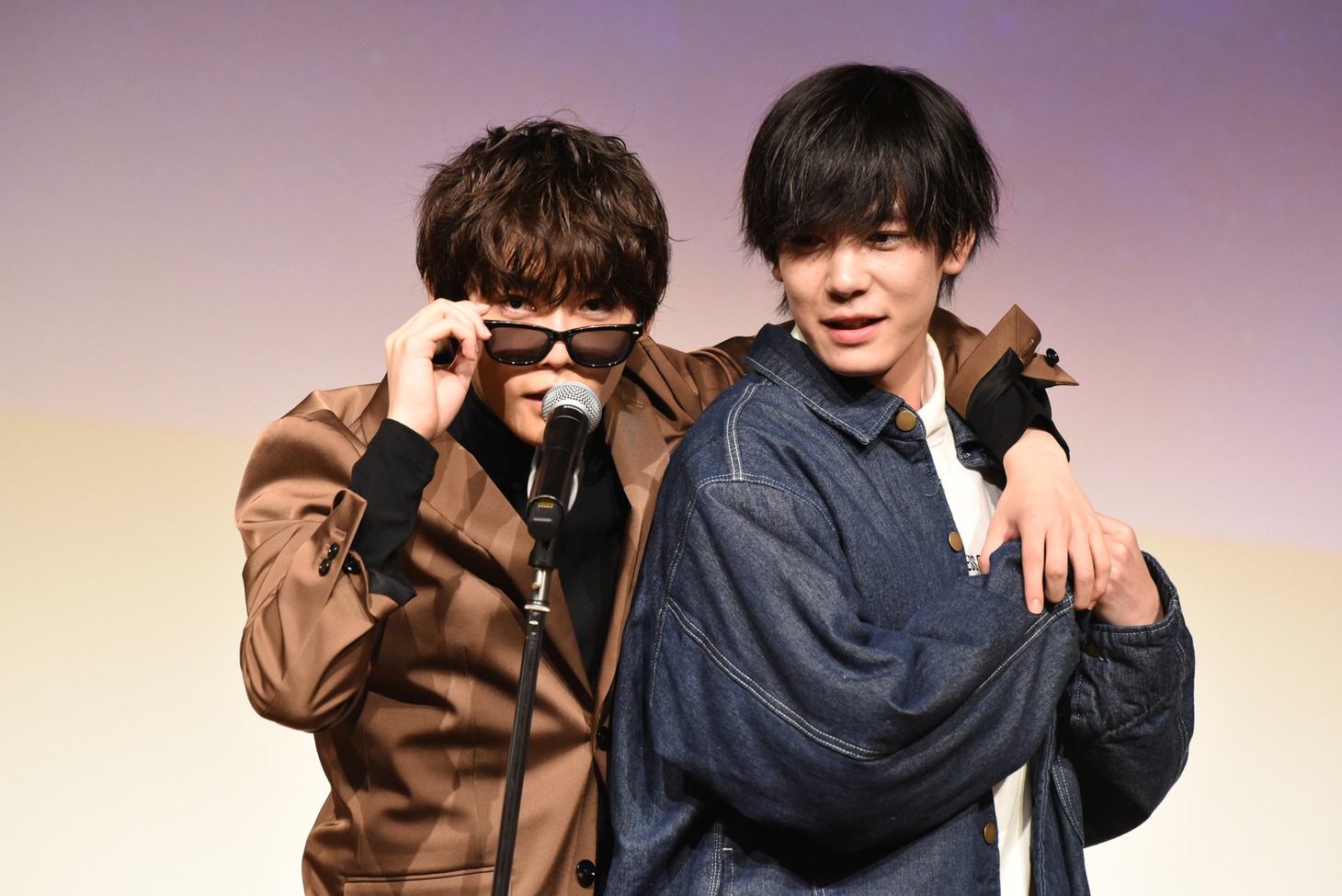 “スーパースターとの理想のシチュエーション”を実演する野田理人（左）と、彼女役の内藤秀一郎（右）。