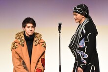 “スーパースターとの理想のシチュエーション”を実演する眞栄田郷敦（右）と、彼女役の片寄涼太（左）。