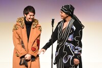 彼女役の片寄涼太に「手を出して」と話しかける眞栄田郷敦。