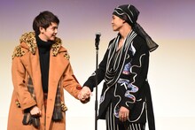 眞栄田郷敦に手を握られる片寄涼太。