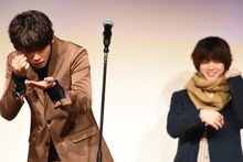 “スーパースターとの理想のシチュエーション”を実演する宇佐卓真（右）と、彼女役の野田理人（左）。