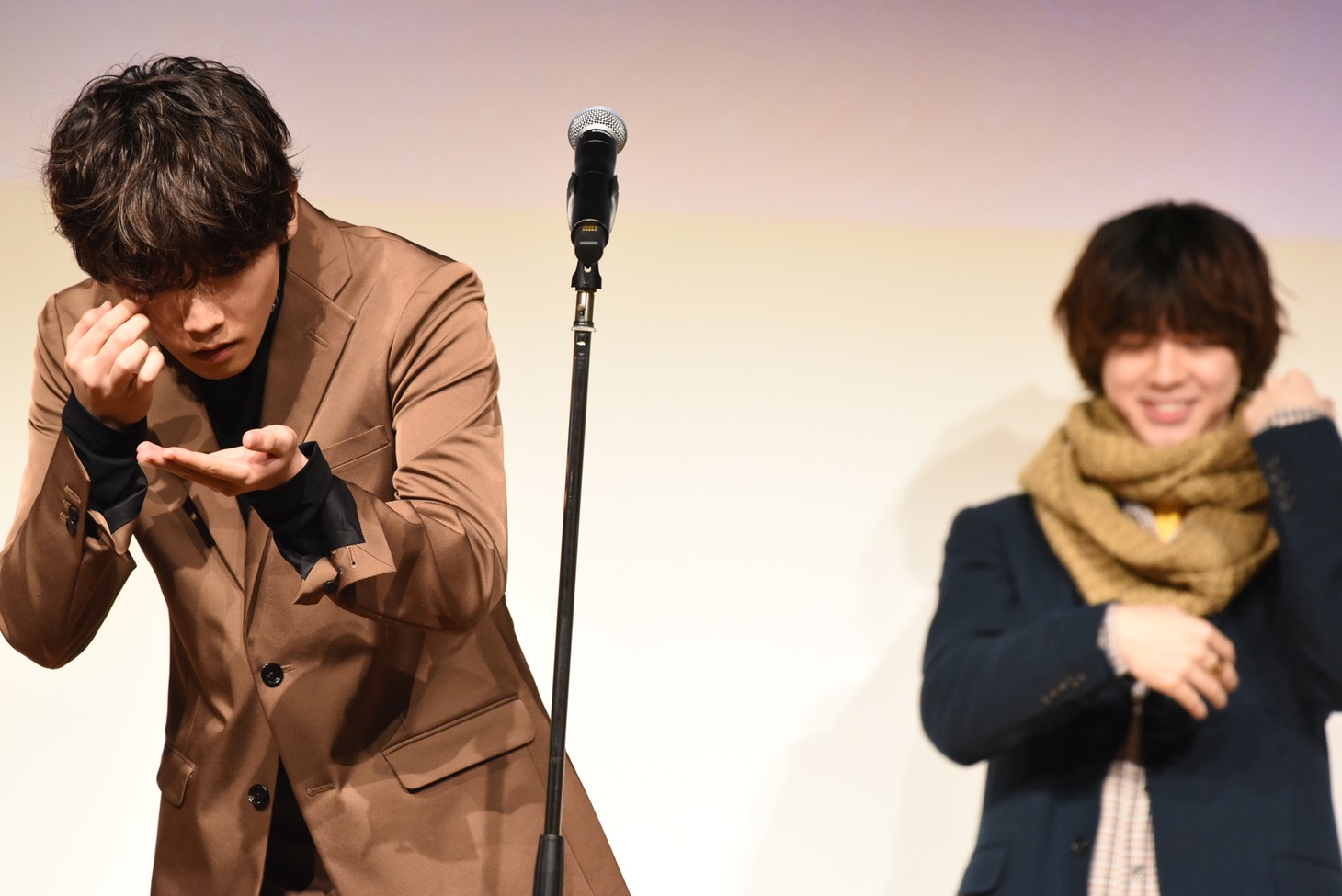 “スーパースターとの理想のシチュエーション”を実演する宇佐卓真（右）と、彼女役の野田理人（左）。