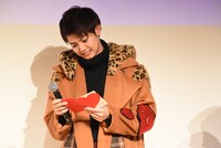 カードに書かれた台本の内容に面食らう片寄涼太。