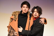 “スーパースターとの理想のシチュエーション”を実演する片寄涼太（左）と、彼女役の鈴木勝大（右）。