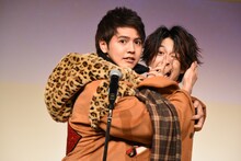 彼氏役の片寄涼太とパパラッチに撮影されたい彼女役の鈴木勝大。