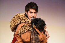 彼女をパパラッチから守ろうとする彼氏役の片寄涼太。