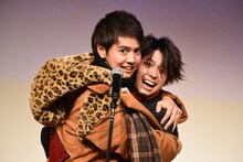 “スーパースターとの理想のシチュエーション”を実演する片寄涼太（左）と、彼女役の鈴木勝大（右）。