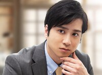 「AI探偵」より、滝口幸広演じる志威志。