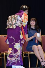 前田敦子（手前）