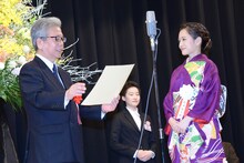 前田敦子（右）