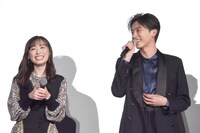 「羊とオオカミの恋と殺人」初日舞台挨拶の様子。左から福原遥、杉野遥亮。