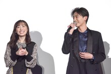 「羊とオオカミの恋と殺人」初日舞台挨拶の様子。左から福原遥、杉野遥亮。